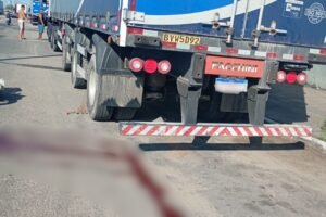 motociclista-morre-apos-colidir-com-carreta-que-estava-estacionada,-em-maracanau