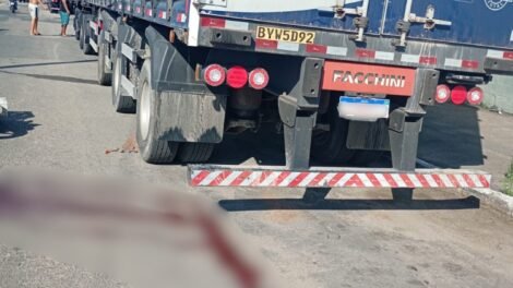 motociclista-morre-apos-colidir-com-carreta-que-estava-estacionada,-em-maracanau