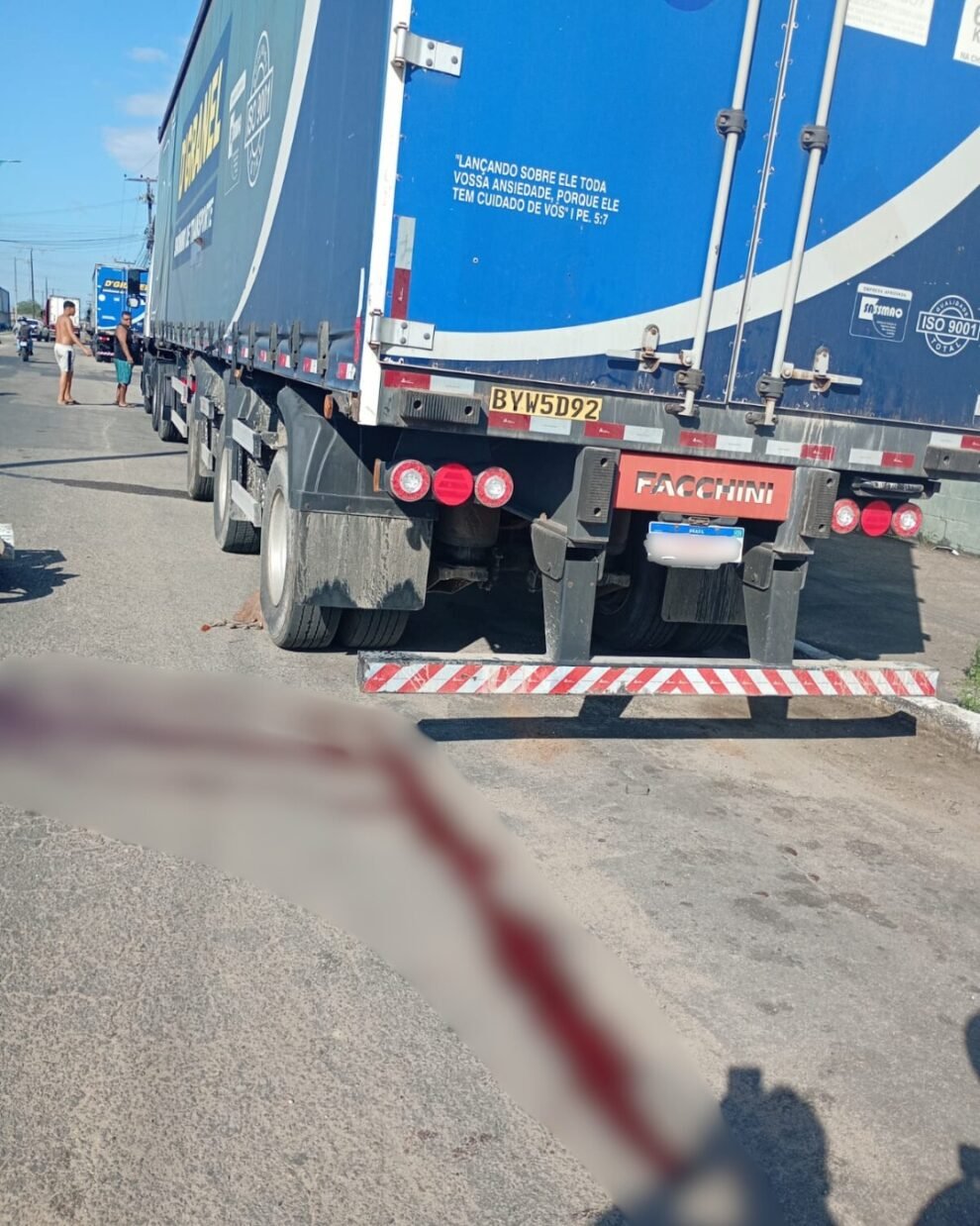 motociclista-morre-apos-colidir-com-carreta-que-estava-estacionada,-em-maracanau