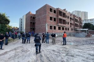 agefis-inicia-demolicao-de-residencial-irregular-construido-em-zona-de-preservacao,-em-fortaleza