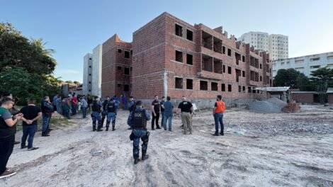 agefis-inicia-demolicao-de-residencial-irregular-construido-em-zona-de-preservacao,-em-fortaleza