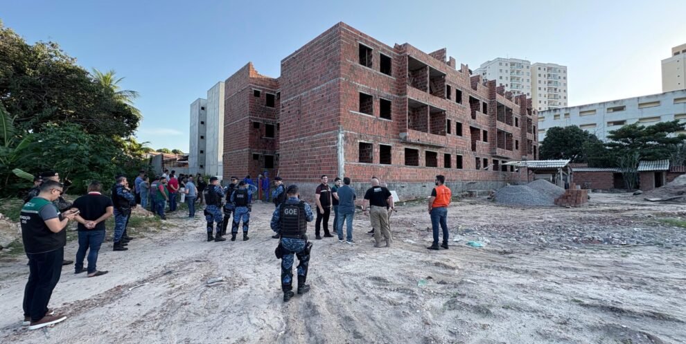 agefis-inicia-demolicao-de-residencial-irregular-construido-em-zona-de-preservacao,-em-fortaleza