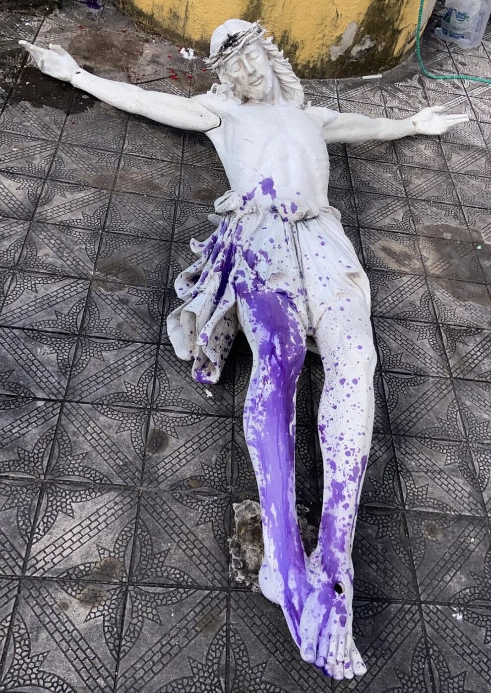 estatua-de-jesus-cristo-e-vandalizada-com-medicamento-na-paroquia-de-pacatuba,-no-ceara