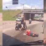 motociclista-sofre-acidente-apos-escorregar-em-mancha-de-oleo-em-descida-de-viaduto-em-fortaleza