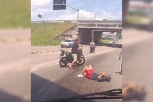 motociclista-sofre-acidente-apos-escorregar-em-mancha-de-oleo-em-descida-de-viaduto-em-fortaleza