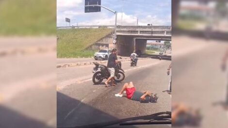 motociclista-sofre-acidente-apos-escorregar-em-mancha-de-oleo-em-descida-de-viaduto-em-fortaleza