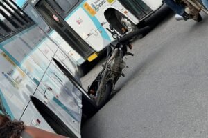 motociclista-morre-apos-bater-em-onibus-e-ser-atropelado-por-caminhao-em-fortaleza