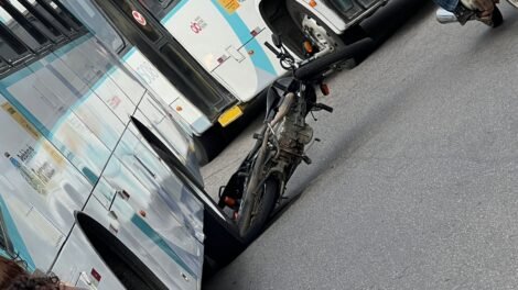 motociclista-morre-apos-bater-em-onibus-e-ser-atropelado-por-caminhao-em-fortaleza