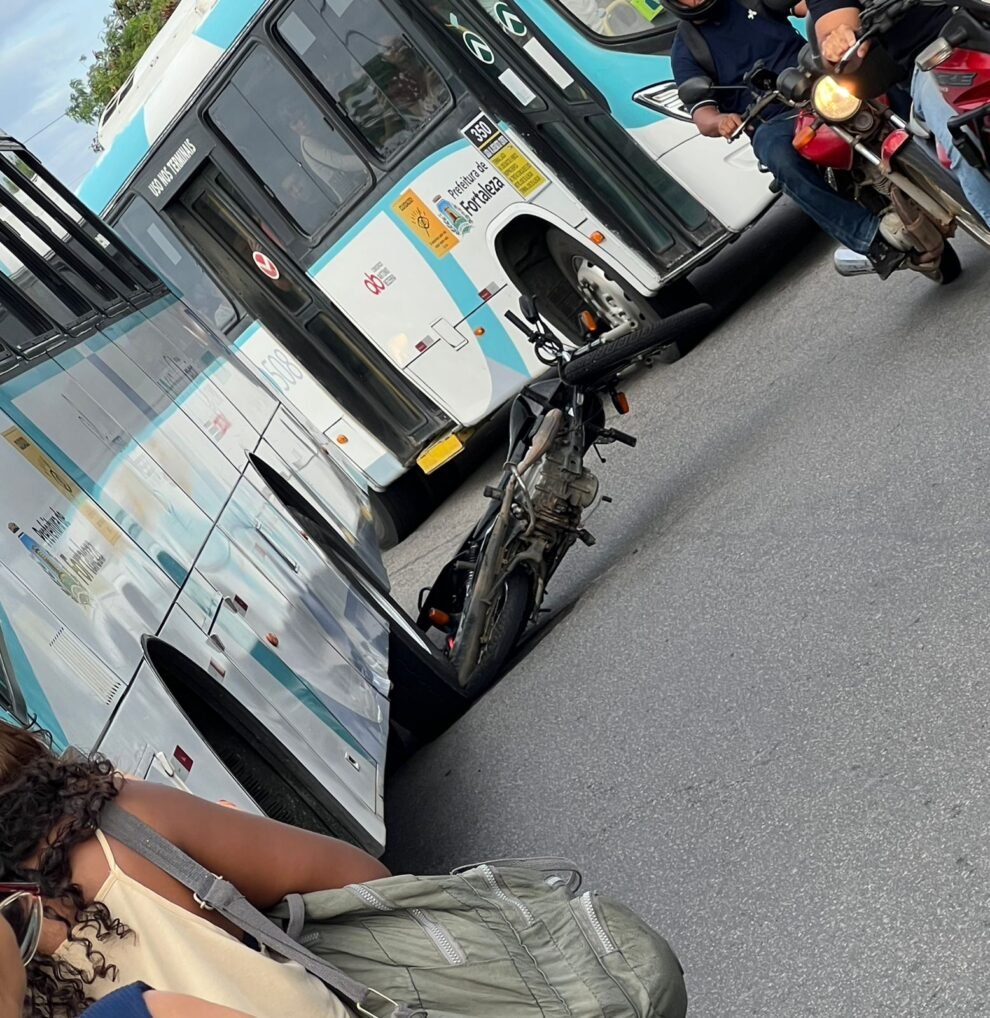 motociclista-morre-apos-bater-em-onibus-e-ser-atropelado-por-caminhao-em-fortaleza