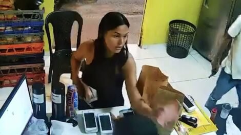 criminosos-fazem-assalto-a-hamburgueria-em-maracanau/ce-e-roubam-dinheiro,-celulares-e-lanches