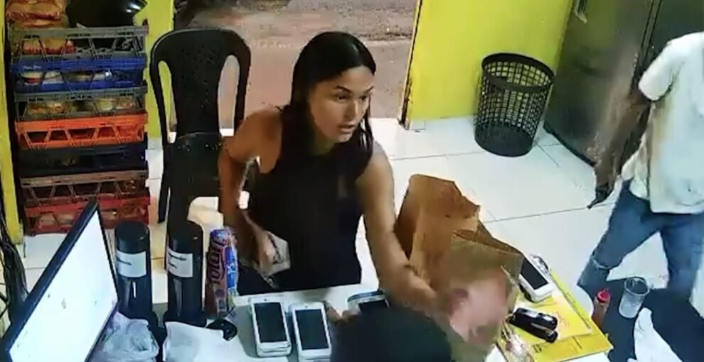 criminosos-fazem-assalto-a-hamburgueria-em-maracanau/ce-e-roubam-dinheiro,-celulares-e-lanches