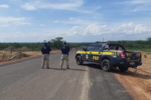 caminhao-tomba-na-br-222-e-deixa-dois-mortos-e-dois-feridos-em-estado-grave