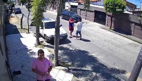 pedestre-e-agredido-e-tem-arma-apontada-para-o-rosto-durante-roubo-a-veiculo-em-fortaleza