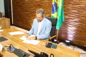 governo-do-ceara-sanciona-pacote-para-amenizar-efeitos-do-tarifaco-dos-eua