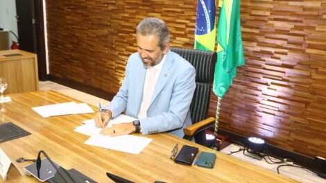 governo-do-ceara-sanciona-pacote-para-amenizar-efeitos-do-tarifaco-dos-eua