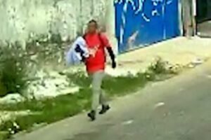 criminoso-e-flagrado-invadindo-casa-e-furtando-bolsa-no-bairro-montese,-em-fortaleza