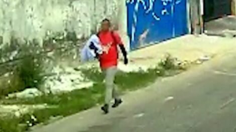 criminoso-e-flagrado-invadindo-casa-e-furtando-bolsa-no-bairro-montese,-em-fortaleza