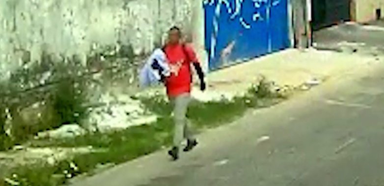 criminoso-e-flagrado-invadindo-casa-e-furtando-bolsa-no-bairro-montese,-em-fortaleza