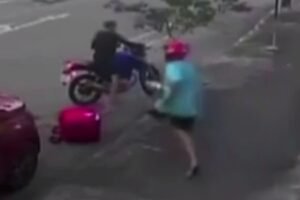 criminoso-furta-moto-em-rua-de-fortaleza-e-vitima-corre-atras-do-veiculo;-veja-o-video