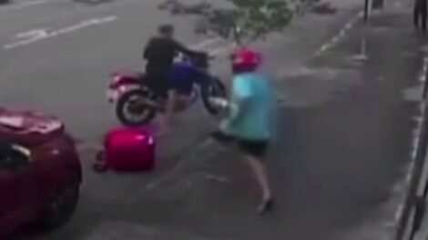 criminoso-furta-moto-em-rua-de-fortaleza-e-vitima-corre-atras-do-veiculo;-veja-o-video