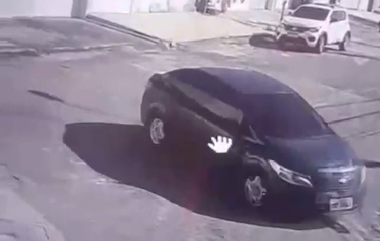 motorista-tem-carro-roubado-apos-fazer-entrega-de-vinhos-em-bairro-de-fortaleza