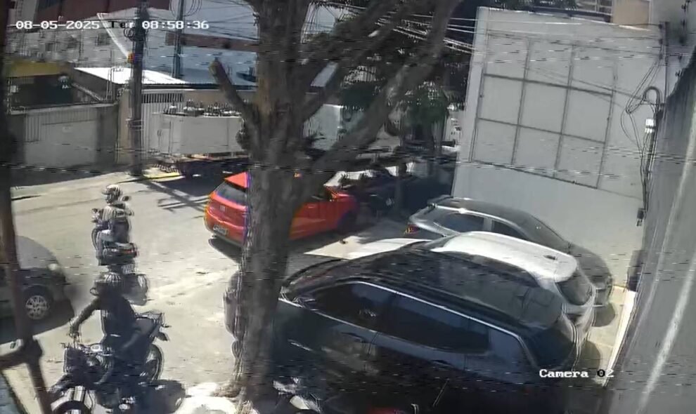 camera-flagra-furto-de-moto-a-luz-do-dia-na-aldeota;-moradores-denunciam-inseguranca