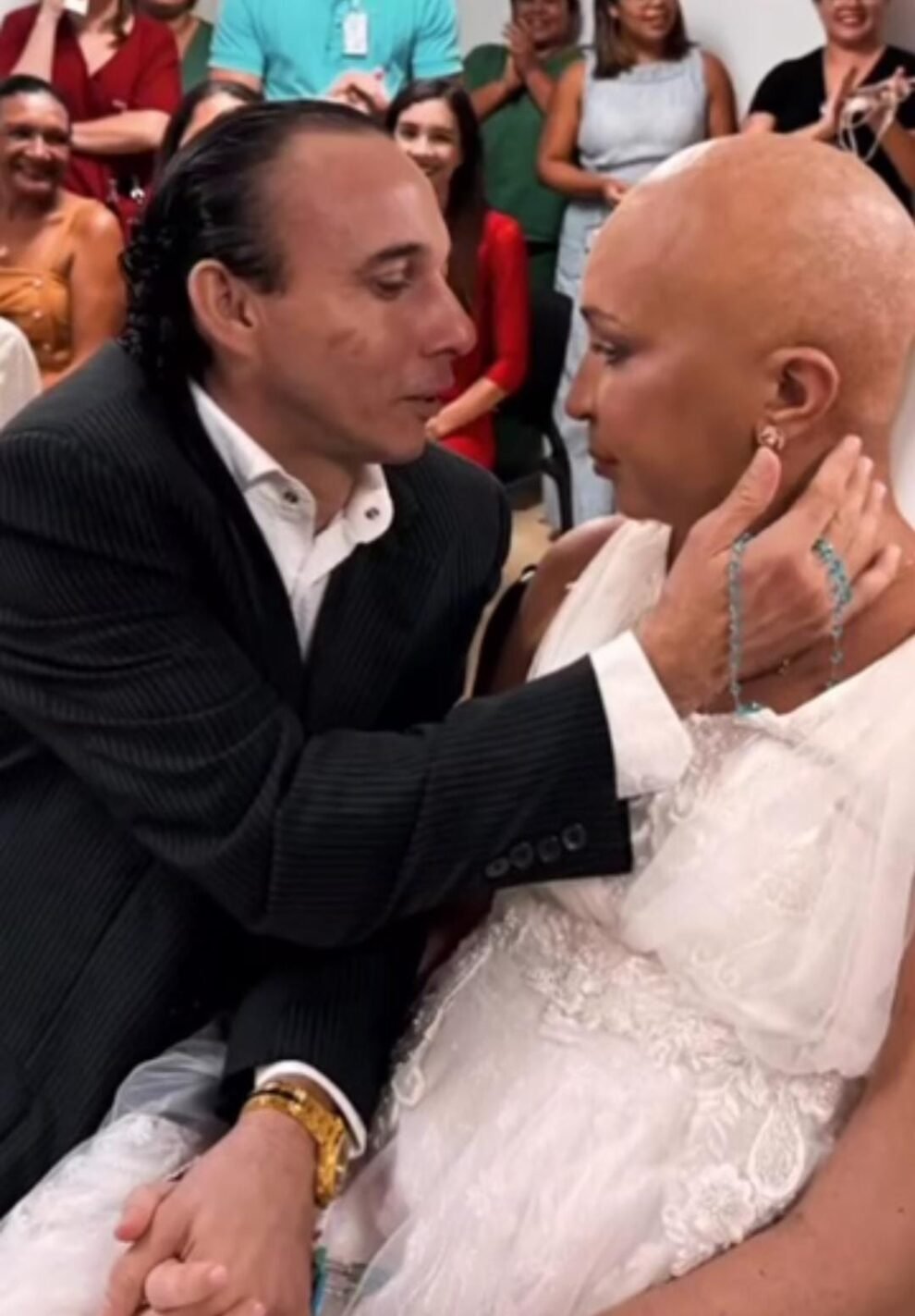 casal-apaixonado-emociona-a-internet-ao-dizer-um-“sim”-especial