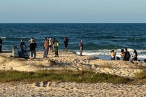 adolescente-morre-afogado-ao-tomar-banho-de-mar-com-amigos-na-praia-do-futuro,-em-fortaleza