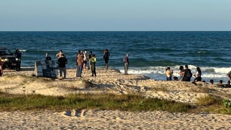 adolescente-morre-afogado-ao-tomar-banho-de-mar-com-amigos-na-praia-do-futuro,-em-fortaleza