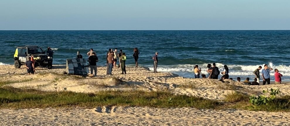 adolescente-morre-afogado-ao-tomar-banho-de-mar-com-amigos-na-praia-do-futuro,-em-fortaleza
