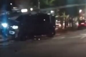 motorista-colide-em-moto-e-derruba-poste-ao-trafegar-na-contramao,-na-area-nobre-de-fortaleza