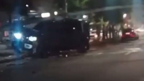 motorista-colide-em-moto-e-derruba-poste-ao-trafegar-na-contramao,-na-area-nobre-de-fortaleza