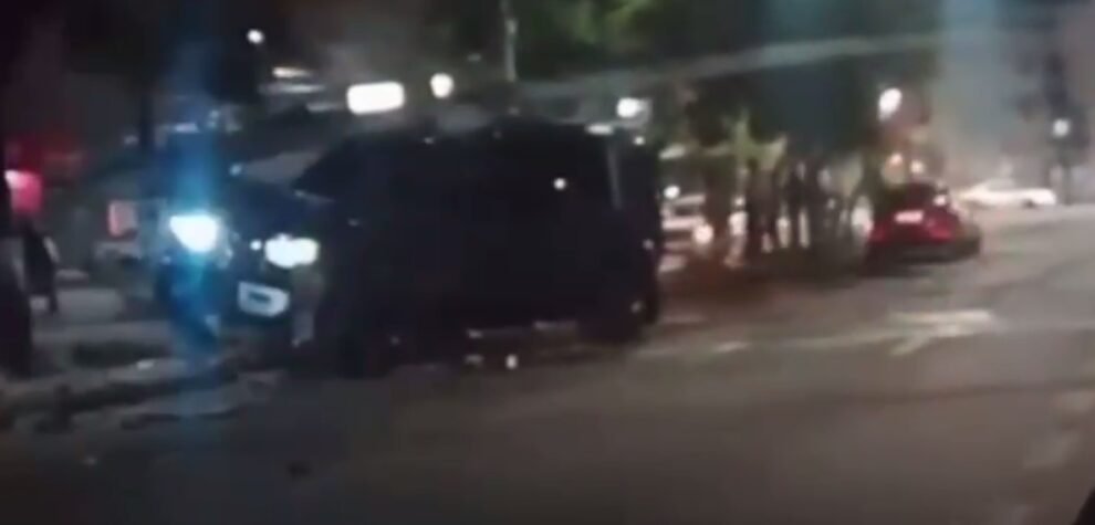 motorista-colide-em-moto-e-derruba-poste-ao-trafegar-na-contramao,-na-area-nobre-de-fortaleza