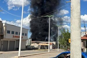 incendio-de-grandes-proporcoes-atinge-fabrica-de-calcados-no-cariri-cearense