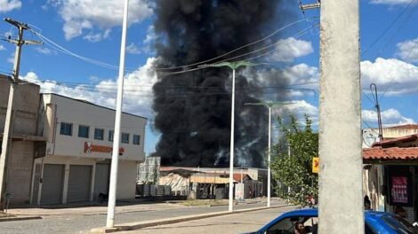 incendio-de-grandes-proporcoes-atinge-fabrica-de-calcados-no-cariri-cearense