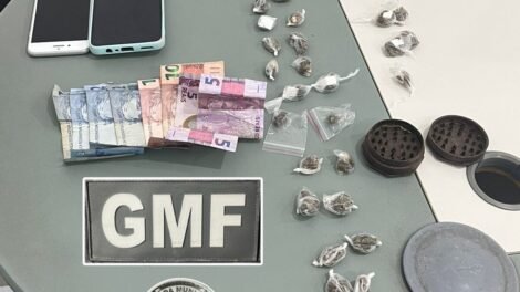 dois-homens-sao-flagrados-traficando-drogas-na-praca-das-flores,-regiao-nobre-de-fortaleza