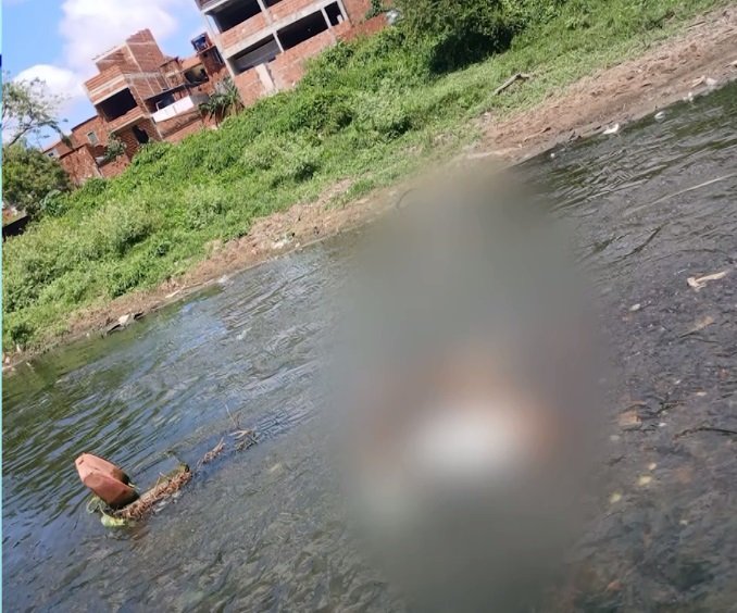 corpo-de-homem-e-encontrado-boiando-no-rio-maranguapinho,-em-fortaleza,-com-sinais-de-tortura