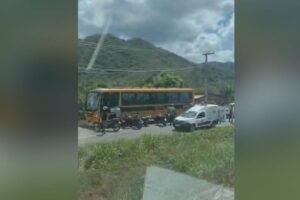 acidente-em-guaiuba-deixa-mototaxista-com-braco-decepado-apos-colisao-com-onibus-escolar