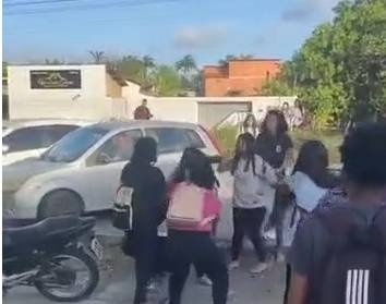 briga-entre-alunas-em-escola-de-itaitinga-e-termina-com-transferencia-de-estudantes