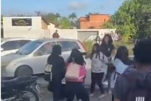 briga-entre-alunas-em-escola-de-itaitinga-termina-com-transferencia-de-estudantes