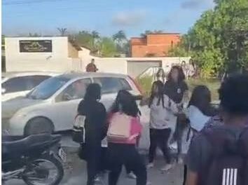 briga-entre-alunas-em-escola-de-itaitinga-termina-com-transferencia-de-estudantes