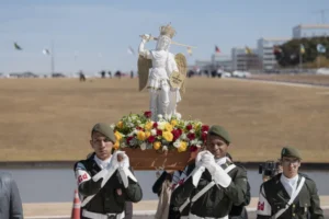 imagem-de-sao-miguel-arcanjo-chega-a-fortaleza-e-inicia-peregrinacao-nacional