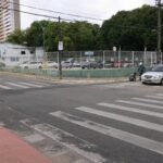 trecho-da-rua-pinto-madeira,-em-fortaleza,-e-bloqueado-para-obras-em-area-escolar