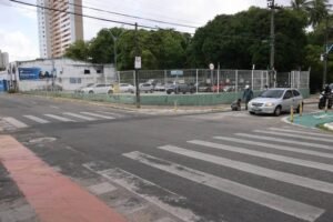trecho-da-rua-pinto-madeira,-em-fortaleza,-e-bloqueado-para-obras-em-area-escolar
