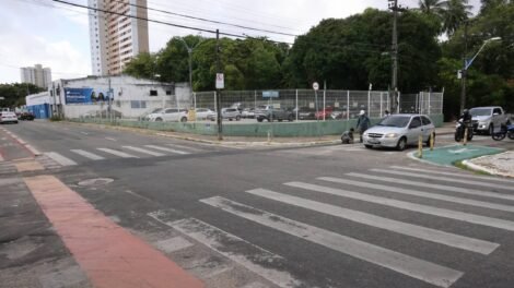 trecho-da-rua-pinto-madeira,-em-fortaleza,-e-bloqueado-para-obras-em-area-escolar