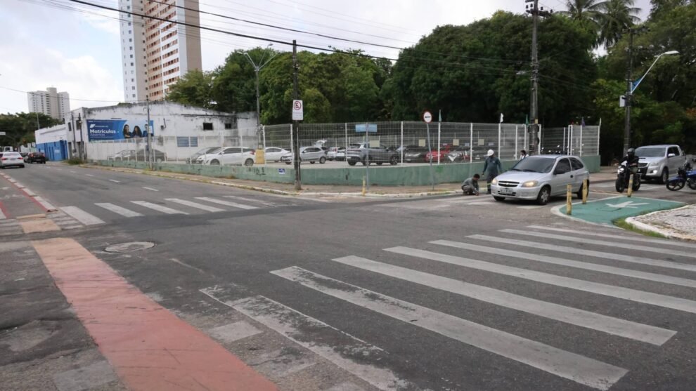 trecho-da-rua-pinto-madeira,-em-fortaleza,-e-bloqueado-para-obras-em-area-escolar