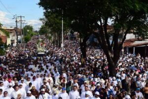 ao-vivo:-multidao-inicia-trajeto-de-11-km-da-23a-caminhada-com-maria,-em-fortaleza