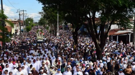 ao-vivo:-multidao-inicia-trajeto-de-11-km-da-23a-caminhada-com-maria,-em-fortaleza