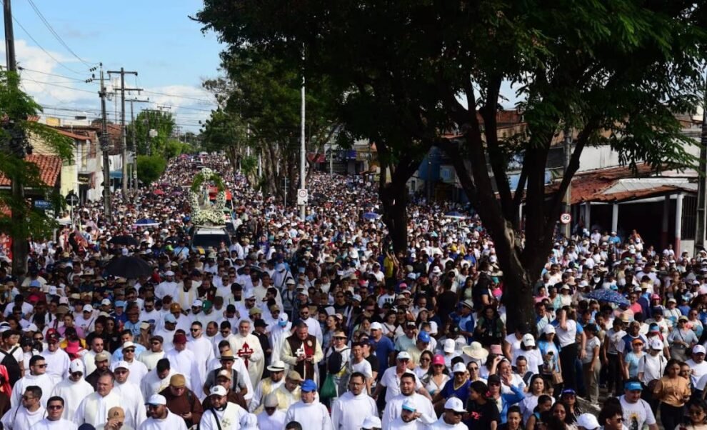 ao-vivo:-multidao-inicia-trajeto-de-11-km-da-23a-caminhada-com-maria,-em-fortaleza