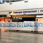 torcedores-do-fortaleza-protestam-no-aeroporto:-“salario-de-milhoes,-futebol-de-centavos”